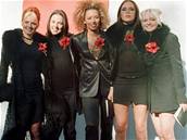 Spice Girls - Mel B stoj� uprost�ed