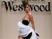 Modelka Kate Mossov� v kreaci Vivienne Westwoodov�
