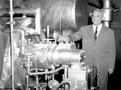 Willis Carrier před prvním centrifugálním chladícím systémem Willis Carrier před prvním centrifugálním chladícím systémem