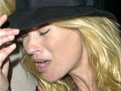 Kate Mossov� truchl� nad ztr�tou Petea Dohertyho