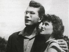 Básník Karel Šiktanc v padesátých letech se svou (příští) manželkou. Básník Karel Šiktanc v padesátých letech se svou (příští) manželkou.