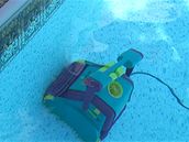 Zelenou vodou v bazene co zo