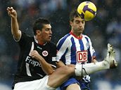Hertha - Fankfurt: hostuj�c� Martin Fenin (vlevo) atakuje Maximiliana Nicua