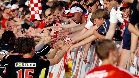 Fotbalisté Slavie slaví titul s fanoušky Fotbalisté Slavie slaví titul s fanoušky