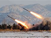 Test severokorejských raket na blí�e neur�eném míst� v KLDR. Nedatovaný snímek zve�ejn�ný severokorejskou agenturou KCNA v lednu 2009.