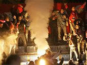 Brněnští fanoušci při ligovém utkání v Olomouci zapálili bengálské ohně. Brněnští fanoušci při ligovém utkání v Olomouci zapálili bengálské ohně.