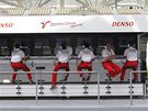 Boxov� z�dka st�je Toyota p�i z�vodu formule 1