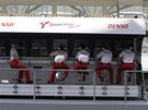 Boxov� z�dka st�je Toyota p�i z�vodu formule 1