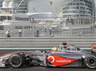 Lewis Hamilton v tr�ninku na Velkou cenu Ab� Zab� 