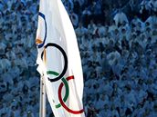Za zvuků olympijské hymny byla ve Vancuoveru vztyčena olympijská vlajka. (12. února 2010) Za zvuků olympijské hymny byla ve Vancuoveru vztyčena olympijská vlajka. (12. února 2010)
