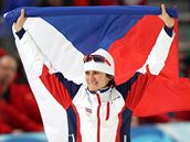 S VLAJKOU NAD HLAVOU. Martina Sáblíková oslavuje obrovský triumf, je olympijskou vítězkou na 3 000 metrů. S VLAJKOU NAD HLAVOU. Martina Sáblíková oslavuje obrovský triumf, je olympijskou vítězkou na 3 000 metrů.