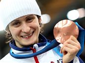 Martina Sáblíková s bronzovou medailí, kterou získala v závodě na 1 500 metrů na ZOH ve Vancouveru. Martina Sáblíková s bronzovou medailí, kterou získala v závodě na 1 500 metrů na ZOH ve Vancouveru.