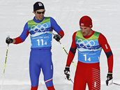 Český závodník Martin Koukal (vlevo) vedle Pettera Northuga z Norska v cíli olympijského závodu štafet. Zlatou medaili slaví Švédové (vpravo) Český závodník Martin Koukal (vlevo) vedle Pettera Northuga z Norska v cíli olympijského závodu štafet. Zlatou medaili slaví Švédové (vpravo)