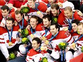 Hokejový tým Kanady se zlatými olympijskými medailemi. (28. února 2010) Hokejový tým Kanady se zlatými olympijskými medailemi. (28. února 2010)