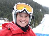 �SM�V ZA KA�DOU CENU. Nevidom� ly�a�ka Anna Kul�kov� (vlevo) d�stojn� reprezentovala svou zem na paralympijsk�ch hr�ch ve Vancouveru. Z�skala brozovou medaili.