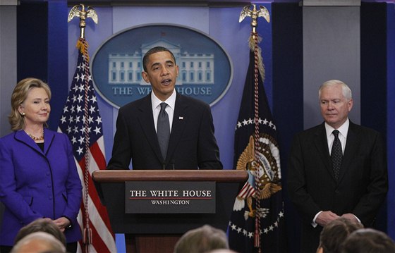 Americk� prezident Barack Obama p�edstavil spole�n� s ministryn� zahrani�� Hillary Clintonovou a ��fem rezortu obrany Robertem Gatesem text nov� odzbrojovac� dohody (26. 3. 2010