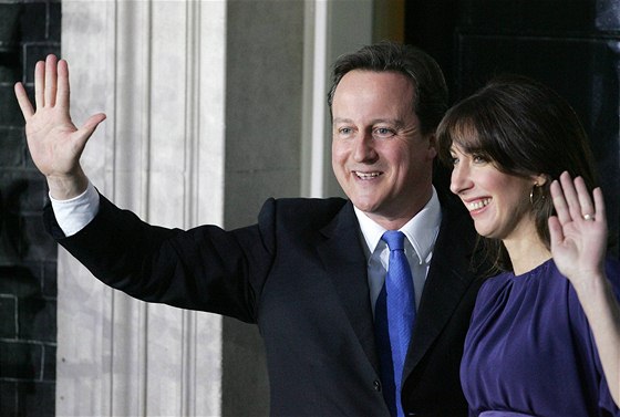 Nový britský ministerský předseda David Cameron s manželkou Samanthou po příjezdu do Downing Street 10. (11. května 2010) Nový britský ministerský předseda David Cameron s manželkou Samanthou po příjezdu do Downing Street 10. (11. května 2010)