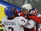 Do bitky za norskou brankou se zapojili Michal Rozs�val (vlevo) a Tom� Rolinek (vpravo), z norsk� strany Martin R�ymark a Martin Laumann Ylven