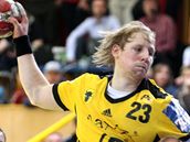 Ondřej Mika v dresu Zubří střílí na karvinskou branku. Roman Farář ho už