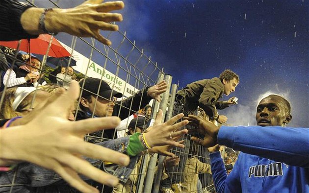 OCHOTNÁ SUPERSTAR. Usain Bolt zdraví fanoušky na mítinku Zlatá tretra v Ostravě.