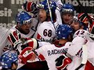 RADOST NA STŘÍDAČCE. Hokejisté oslavují bezprostředně po nájezdech. RADOST NA STŘÍDAČCE. Hokejisté oslavují bezprostředně po nájezdech.