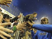 OCHOTNÁ SUPERSTAR. Usain Bolt zdraví fanoušky na mítinku Zlatá tretra v Ostravě. OCHOTNÁ SUPERSTAR. Usain Bolt zdraví fanoušky na mítinku Zlatá tretra v Ostravě.