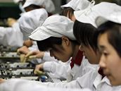 Zaměstnanci firmy Foxconn v továrně v jihočínském městě Šen-čen. Výrobce mobilů... Zaměstnanci firmy Foxconn v továrně v jihočínském městě Šen-čen. Výrobce mobilů...