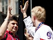 Kouč českých hokejistů Vladimír Růžička se zdraví s Markem Kvapilem během oslav titulu mistrů světa na pražském Staroměstském náměstí Kouč českých hokejistů Vladimír Růžička se zdraví s Markem Kvapilem během oslav titulu mistrů světa na pražském Staroměstském náměstí