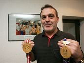 Ondřej Weissmann ukazuje dvě zlata. Jedno získal coby asistent trenéra Vladimíra Růžičky na mistrovství světa 2005, druhé o pět let později Ondřej Weissmann ukazuje dvě zlata. Jedno získal coby asistent trenéra Vladimíra Růžičky na mistrovství světa 2005, druhé o pět let později