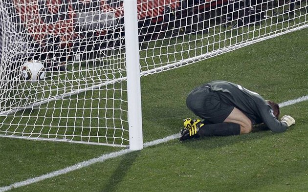 Anglický brankář Robert Green poté, co pustil slabou střelu amerického záložníka Dempseyho Anglický brankář Robert Green poté, co pustil slabou střelu amerického záložníka Dempseyho