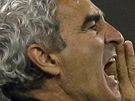 Francouzský kou� Raymond Domenech diriguje své sv��ence.
