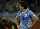 �ERVENÁ KARTA. Rozhod�í ukazuje �ervenou kartu uruguayskému zálo�níkovi Lodeirovi.