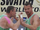 Petr Bene� (vlevo) a P�emysl Kubala se hecují b�hem pra�ského turnaje Sv�tového okruhu