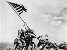Vzty�en� americk� vlajky na ho�e Suribachi b�hem boje u Iwo Jima v Japonsku. (23. �nora 1945)