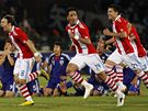 JDOU DÁL. Fotbalisté Paraguaye se radují z postupu do �tvrtfinále mistrovství sv�ta.