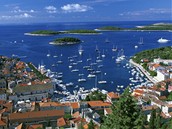 Chorvatsko, letecký pohled na Hvar, v dálce Pakleni