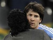 KONEC. Diego Maradona utěšuje Lionela Messiho po vyřazení z MS. KONEC. Diego Maradona utěšuje Lionela Messiho po vyřazení z MS.
