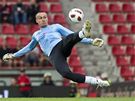 Brank�� Miroslav Filipko vyr�� nohou te�ovan� m�� sm��uj�c� do jeho s�t�