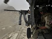 Ameri�t� voj�ci p�el�t�vaj� v helikopt��e nedaleko Kandah�ru.