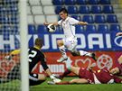 V �ANCI. �esk� fotbalista Martin Fenin pronik� do loty�sk� obrany.