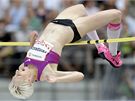 SPADNE, NEBO NE? N�meck� v��ka�ka Ariane Friedrichov� se pokou�� p�ekonat la�ku b�hem m�tinku v Berl�n�.