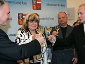 Podpis koali�n� smlouvy mezi �SSD a KDU-�SL (Michal Ha�ek, Stanislav Jur�nek, Marie Cackov� a Ivo Pol�k)