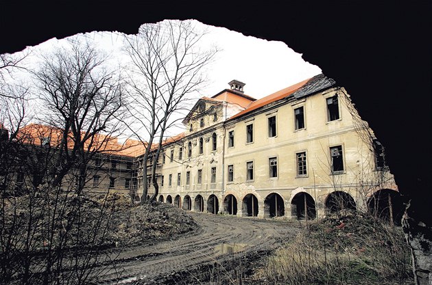 Zch�tral� z�mek Bu�t�hrad na Kladensku.