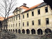 Zchátralý zámek Buštěhrad na Kladensku.