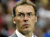 Zklamaný trenér Laurent Blanc během nepovedeného utkání Francie s Bělorusy. Zklamaný trenér Laurent Blanc během nepovedeného utkání Francie s Bělorusy.