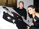 Vla�ka Erbov� podepisuje fotografii pro Nadaci Rakovina v�c ve�ejn�