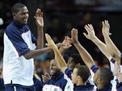 Kevin Durant z USA přijímá gratulace k titulu nejužitečnějšího hráče