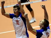 Čeští volejbalisté Lukáš Ticháček a Jan Štokr (vpravo) se radují.