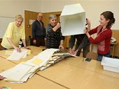 S��t�n� volebn�ch l�stk� v jihlavsk�m volebn�m okrsku ��slo 41.