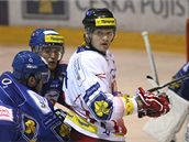 Elitní centr olomouckých hokejst� Milan Ministr (vpravo) v souboji s obránci